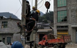 新春走基层丨宛城供电公司红泥湾供电所雨夜抢修守护万家灯火(抢修供电所供电故障雨夜)