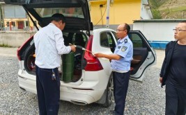 民辅警出手解“燃油”之急(车辆燃油路边出手在岗)