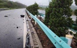 雨天超速一倍(新京报起火南路事故车辆)