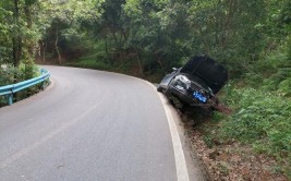 轿车失控掉进沟(转弯掉进减速事故轿车)