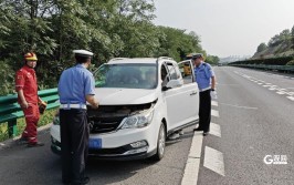 青岛交警“火”速救助(电瓶交警民警抛锚小轿车)