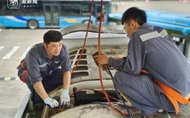 太原“公交医生”冒雨抢修 保障市民安全出行(故障车辆修理工电池抢修)