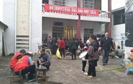 【党旗下的新时代文明实践】酒埠江镇：磨刀补锅　便民服务真贴心(磨刀新时代党旗便民服务周周)