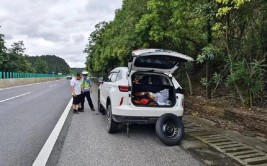 邵阳北塔区交警迅速处置一起汽车抛锚事故(执勤民警交警抛锚酷暑)