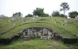 北京一小区附近200多座墓穴规整排列 民政部门调查(墓地墓穴半壁坟头记者)