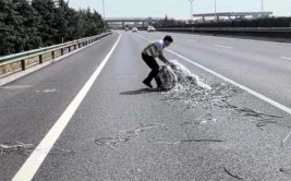 停应急车道喝水属违规行为(车道应急女子烟花脚架)