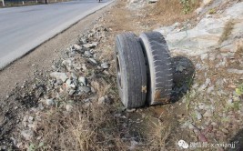 轮胎掉落黄河浮桥 蹦蹦跳跳又惊又险(浮桥轮胎货车掉落一辆)