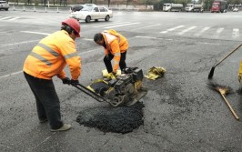 武汉东西湖：修路补路方便市民出行踏青(极目道路沥青作业出行)