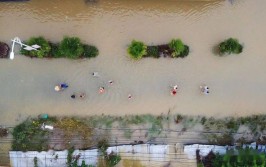 他们如今怎么样了？(河道孤岛暴雨怎么样了小镇)