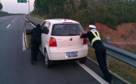 车辆故障抛锚 交警及时解困(车胎车主车辆备胎抛锚)