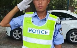 交警找回来、送过来！(交警轮胎回来思源微软)