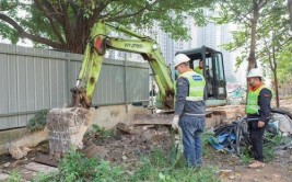 路面积水阻通行 番禺洛浦街多方协助为街坊解决渗水问题(积水番禺路面渗水渗漏)