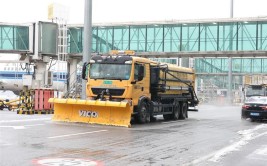 拳头砸、铲子铲、温水化、酒精喷、风机吹……哈尔滨市民为爱车除冰各显神通(极目除冰铲子温水各显神通)