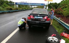 致电感谢琼海交警！高速轮胎漏气 交警及时帮忙被群众表扬(交警轮胎漏气表扬致电)