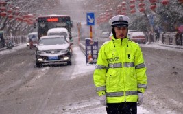 网友：风雪很大心很暖(交警极目台车雪天车辆)