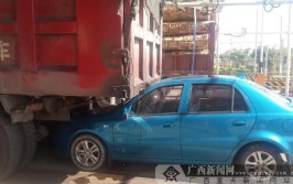 小轿车“钻入”半挂车车底(车底小轿车一辆半挂车钻入)