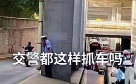 安丘交警及时出手……(护栏路面打滑车辆碎片)