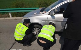 高速交警三支队四大队——热心交警帮助受困司机更换轮胎(交警支队轮胎司机民警)