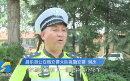 摩托车导航“导”进池塘！暧心，交警化身修理工全力相助(修理工交警池塘相助微观)