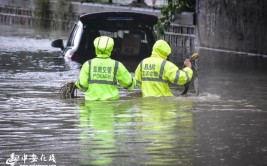 暴雨突袭宣威“警察蓝”“消防橙”为市民撑起“安全伞”(救援内涝积水暴雨市民)