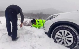 祁县交警雪中救助一位外籍友人(外籍民警中队男子国道)