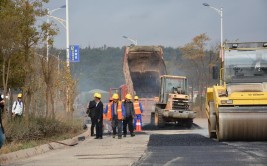 天桥通行怎样方便又安全？道路复铺如何平整又美观？市城市管理局现场观摩支招(观摩天桥道路拆除市区)