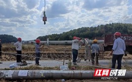 汽车撞断电杆 武冈供电人员紧急抢修保供电(抢修供电人员红网电杆)