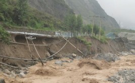 四川雅安暴雨灾害已致6人死亡6人失联 转移安置上万人(抢险防汛受灾应急灾害)