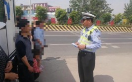 反问民警“上班怎么这么早”(民警超员纵览车内怎么这么)