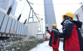 光山县供电公司积极应对雨雪天确保供好电(雨雪电网供电确保天气)