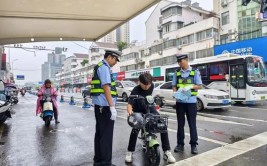 “警”色相伴 “雨”你同行 | 龙口公安交警雨中执勤保畅通(执勤交警色相雨中公安)