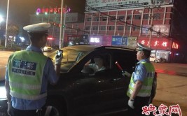 信阳明港交警：“焦”警的“炎”值与“烤”验(明港交警联播事故烈日)