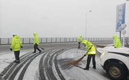 市民帮他铲雪(交警备胎女士我就市民)