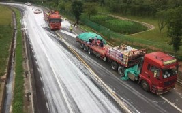 油漆桶滚落污染路面 溧阳公路迅速处置(油漆路面污染滚落公路)