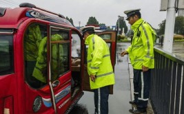 梅河口分局：货车抛锚高速公路 高速交警化身“修理工” | 暖心警事(修理工抛锚分局高速公路交警)