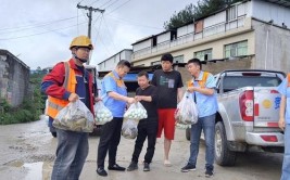 我跟大队去修铁路，每月工资5元，后来进了中铁八局(工地中铁铁路进了我跟)