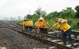 南宁工务段：风雨中守护铁路运输畅通(工务段防洪检查挡墙涵洞)