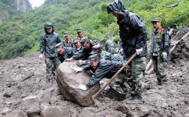 【忠诚的足迹·大美边疆】情暖雪山赶路人(警务墨脱民警救援泥石流)