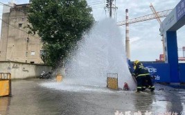 上海一消防栓遭卡车撞坏！现场喷出数米高水柱(消防栓水柱工地米高喷出)