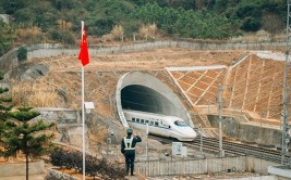 广西恭城：国旗下的瑶乡高铁卫士(高铁国旗卫士线路岗亭)