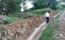 通渭陇川镇开展雨后道路维修养护工作(陇川通渭道路养护雨后)