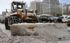 南通路清雪后坑洼路面显现 望及时修补(胶东港务局路面您的中心)