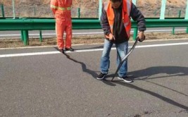 让您的道路更加完美(裂缝路面道路修补施工)