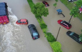 驾驶座与副驾迅速积满了水，俨然成了水帘洞(天窗二人暴雨夫妻成了)