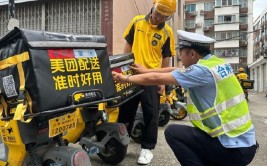 长治交警：襄垣交警为外卖骑手“配送安全”(交警骑手外卖襄垣出行)