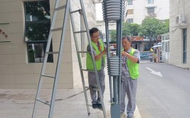 高温下的路灯维修工：为市民照亮回家路(路灯灯头高温维修工照亮)