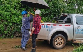 请耐心等一会儿，他们正在雨中抢修(抢修如果您雨中会儿请耐心)