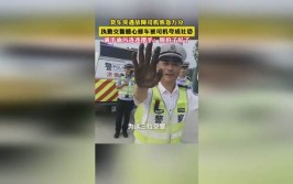 警察变身“修车工” 热心助民显真情(扶沟修车司机看着二人)