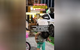 一女人手机不小心掉地上 然后被人骑车从上面压过去之后(手机这个女人的人道歉就不)