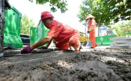 公路养护工负责路边绿植修剪维护等夏季是养护黄金时段路面晒得滚烫甘洒汗水保通畅